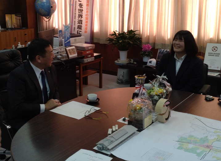 亀田市長と杉村選手(左)
