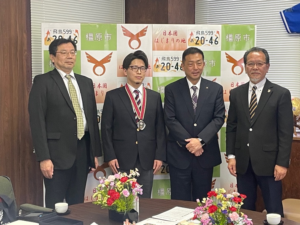 (左から)橿原市弓道協会衛藤理事長、西田選手、亀田市長、橿原市弓道協会阪中会長