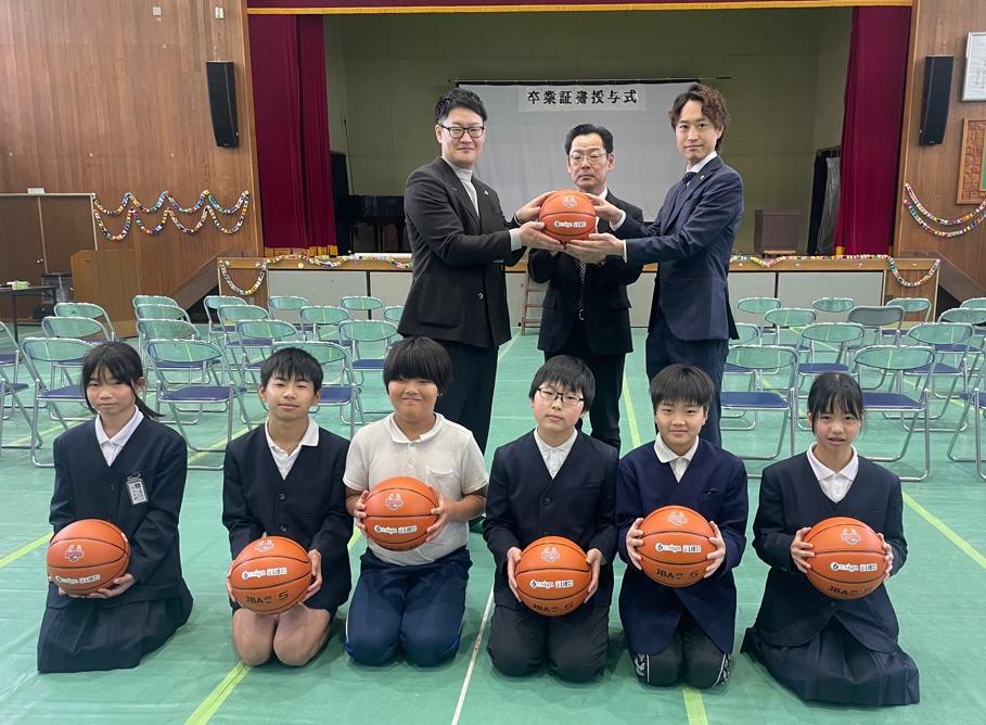 白橿小学校へバスケットボール寄贈の様子