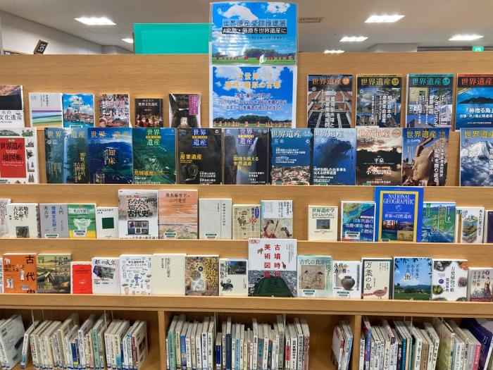 2階資料展示「昭和100年」棚