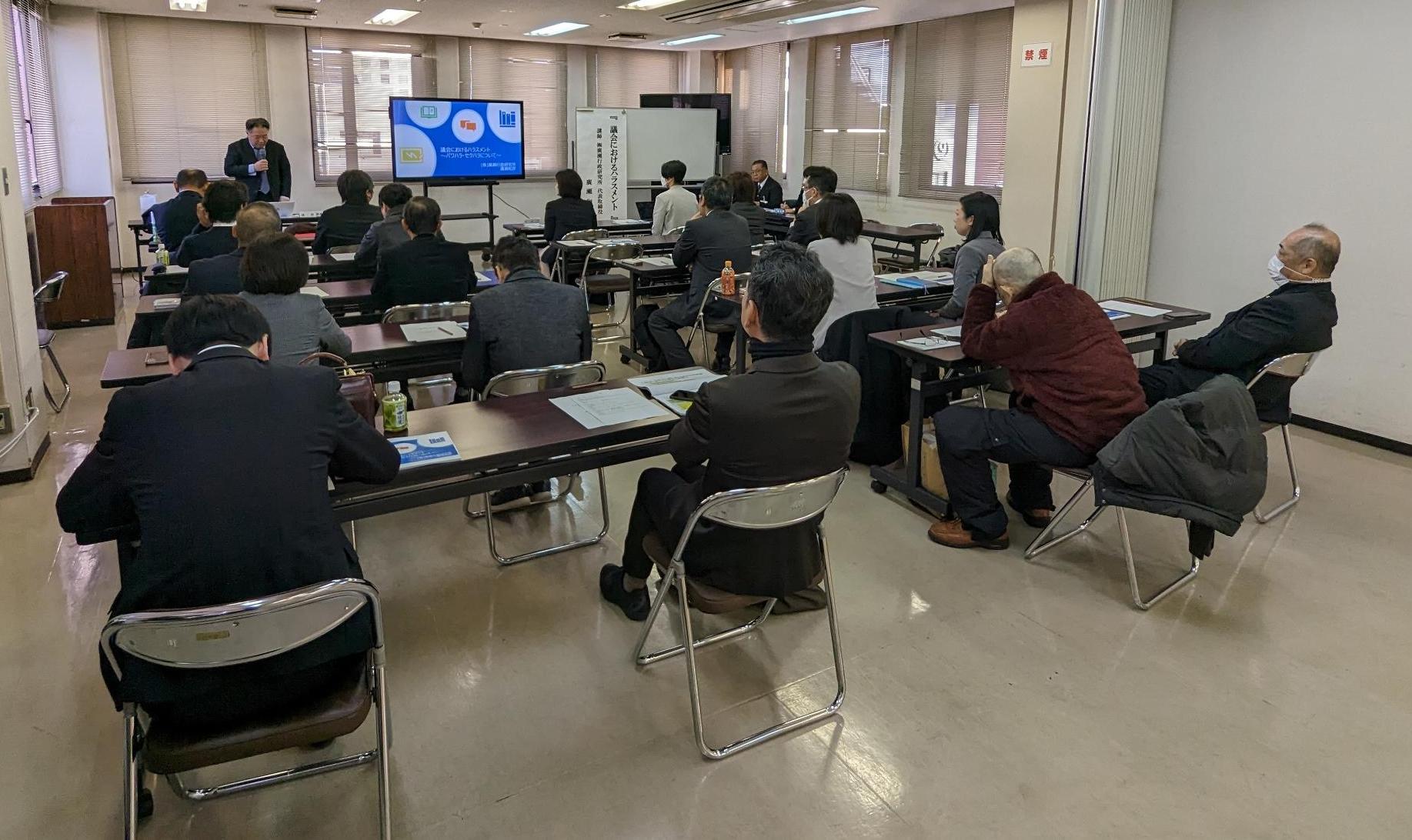 研修室で研修を受ける橿原市議員たちの写真