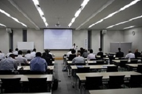 池澤龍三氏を前に研修を受ける議員達の写真