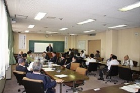 大塚康男氏を前に研修を受ける議員達の写真