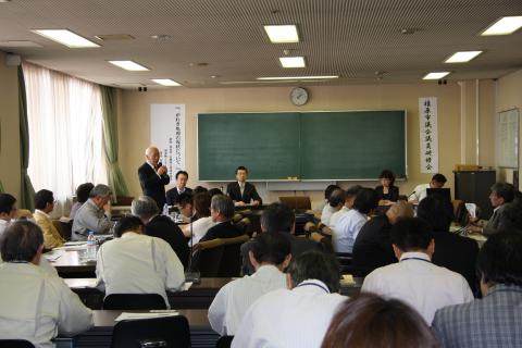 研修を受ける議員達を前に立って講演を行う講師の写真