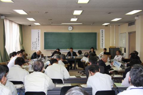 講師を前に研修を受ける議員達の写真