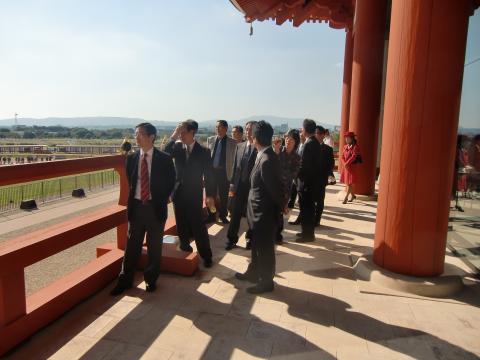 復元された建物内から外を眺める議員達の写真