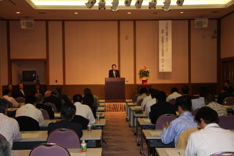 議員達を前に講義を行う磯橋正泰氏の写真