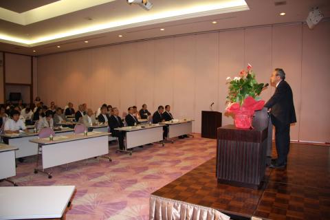 講義を行う磯橋正泰氏とその講義を受ける議員達の写真