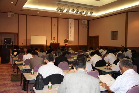 講義を行う和田萃氏とその講義を受ける議員達の写真