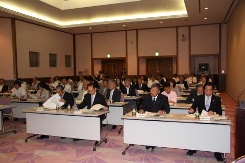 講義を受ける議員達の写真
