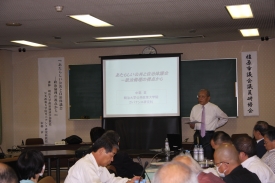 議員達の前で講義を行う中邨章氏の写真