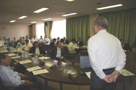 講義を行う中邨章氏と議員達の写真