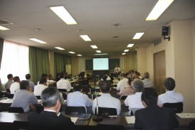 議員達の大勢いる研修会場の写真