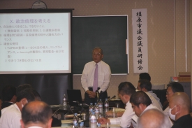 講義を行う中邨章氏の写真