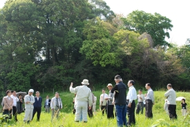 丸山古墳を視察する議員達の写真