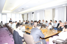 万葉ホールにて質疑応答を行う議員達の写真