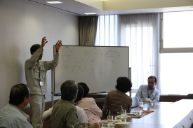 市文化財課職員からの説明を受ける議員達の写真