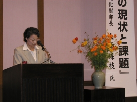 講演台の前でうつむいている大西珠枝氏の写真