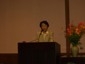 講演台で講義を行う大西珠枝氏の写真