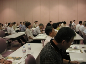 講義を受ける議員達の写真