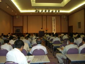 議員達が大勢で講義を受けている研修会場内の写真