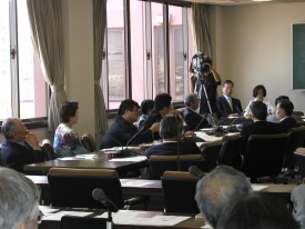 講義を受ける議員達の写真