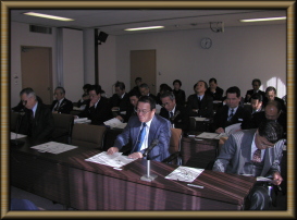 講義を受ける議員達の写真