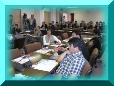 講義を受ける議員達の写真