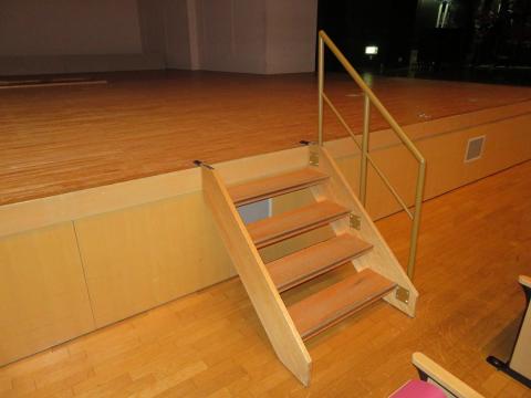 舞台用階段の右側に脱着式手すりがつけられている写真