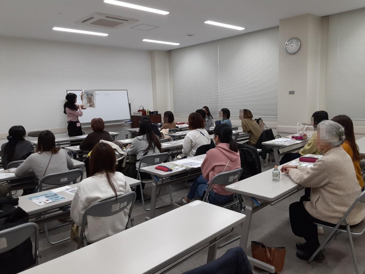 子どもと分かれて講座をうける保護者の写真