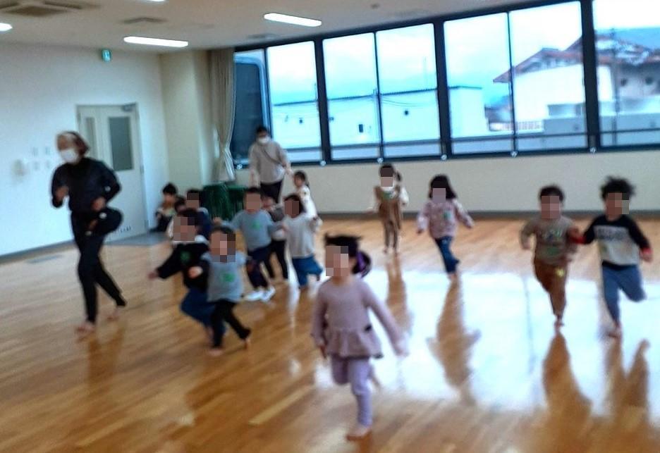 保護者と分かれて子どもたちだけで遊ぶ幼児達の写真