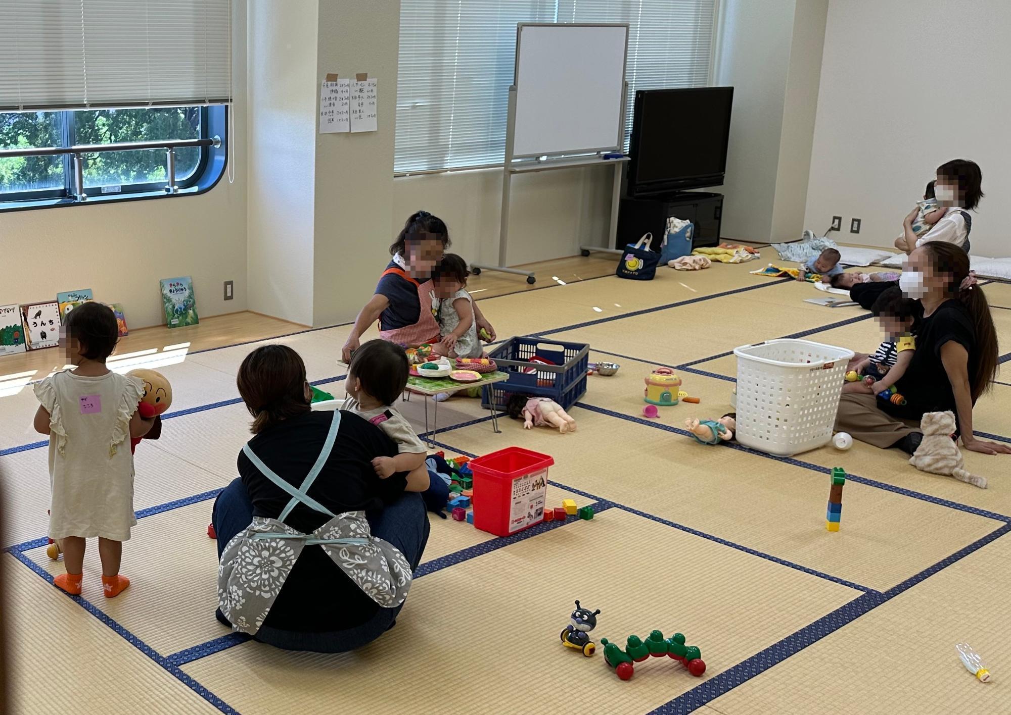 託児室で遊ぶ幼児達の写真