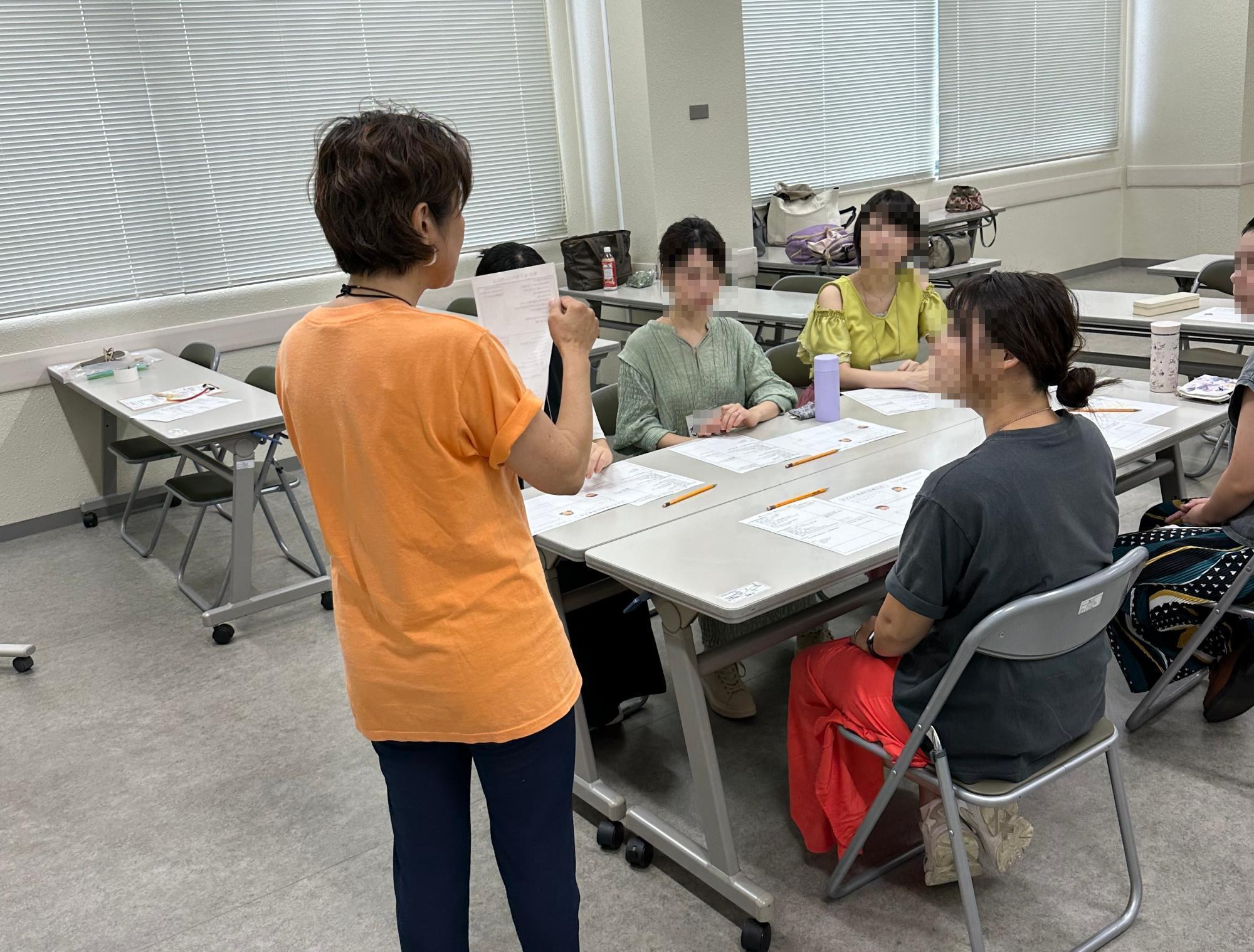 子どもを託児に預けて講座を聞く保護者の写真