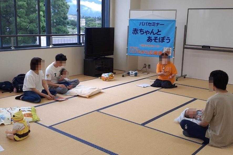 両親で子育ての話をきいている写真