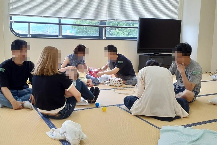 親子3人で遊んでいる写真