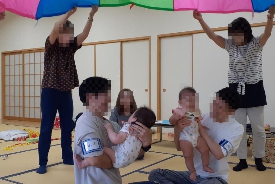 父親と乳児でバルーンを楽しんでいる写真