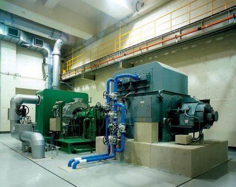 クリーンセンターかしはらに設置されている蒸気タービン(左奥)と発電機(右手前)の写真