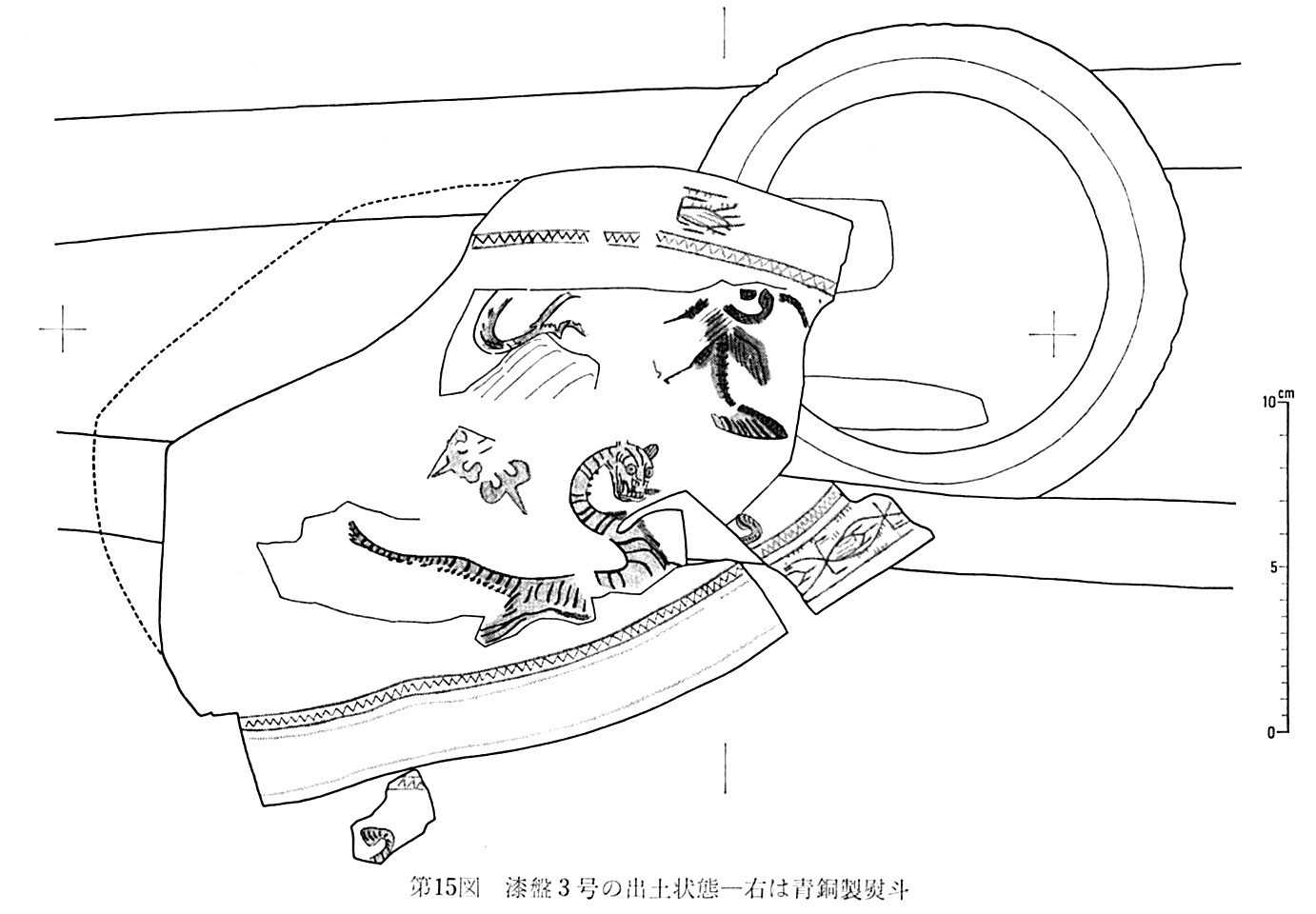 第15図漆盤3号の出土状態―右は青銅製熨斗