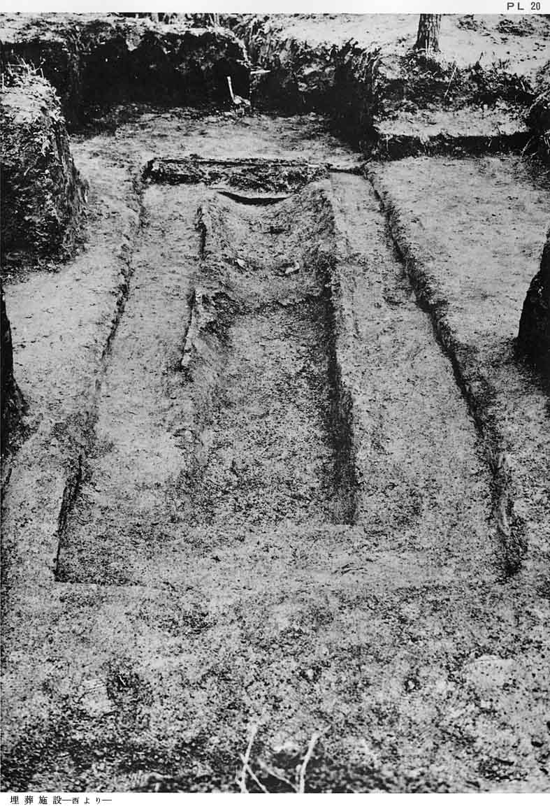 古代の埋葬されていた場所を撮影した、126号PL20埋葬施設―西より―のモノクロ写真