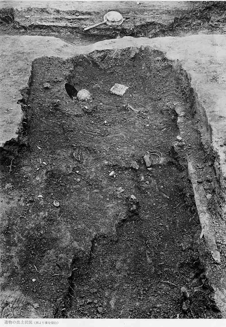 遺物が発掘された状態の全景を撮影した、126号PL7遺物の出土状況(西より東を望む)のモノクロ写真