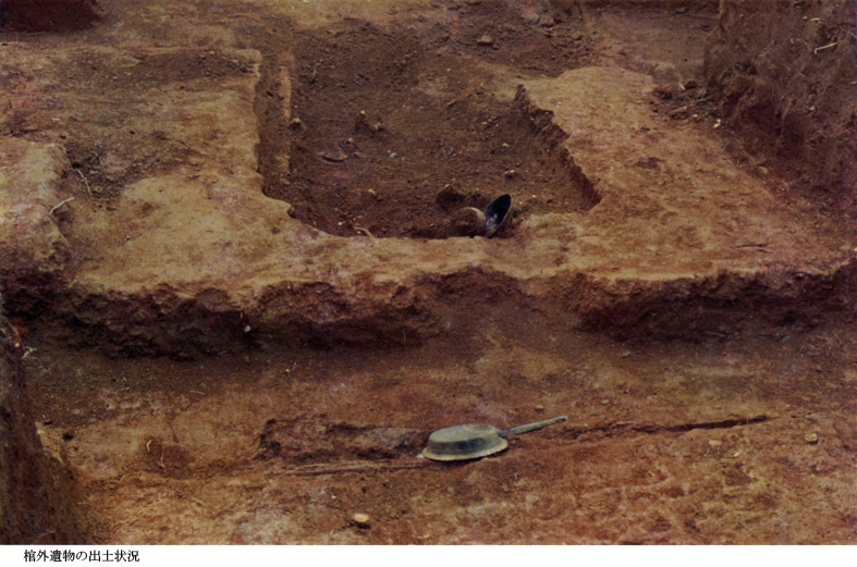 古代の棺の外側に置かれていた遺物が置かれている、126号PL9上段棺外遺物の出土状況の写真