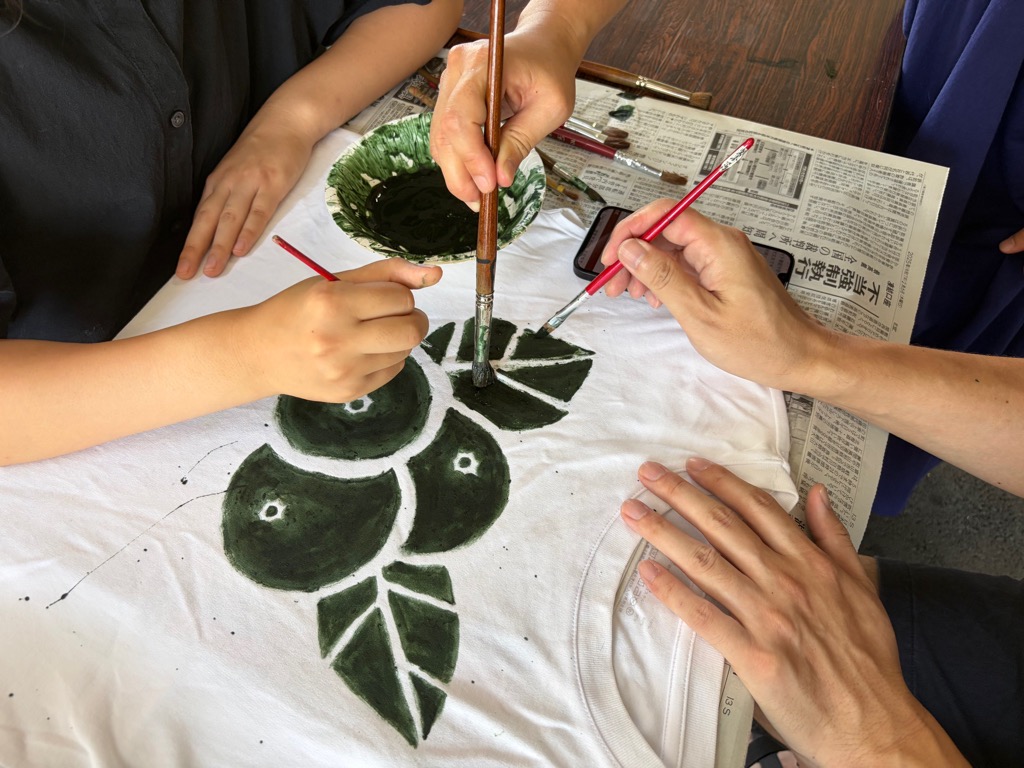 家族で藍の生葉染めを楽しむ様子