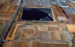 堀立柱建物や井戸、南北方向の大溝などが確認できる曲川遺跡を空から写した写真