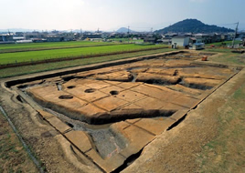 坪井・大福遺跡を囲むように濠が掘られている様子がわかるように撮影された上空からの写真