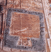 古墳時代中期末に築かれた一辺約29メートルの方墳である四条1号墳を上空から写した写真