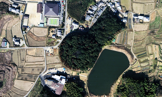 田園風景の真ん中に鍵のような形の古墳がある、桝山古墳の空撮写真