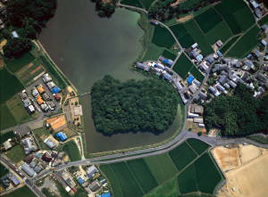 鳥屋ミサンザイ古墳(宣化天皇陵)を空から写した、前方後円墳の形が分かる写真