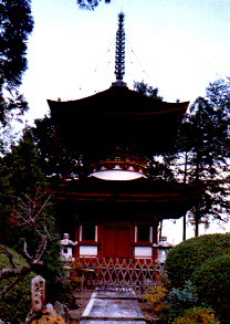 境内の中に聳えている赤や白の壁の寺の写真