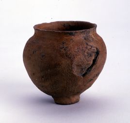 底に高台が付いている丸い壺型の土器の写真
