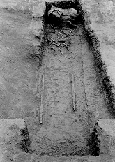 新沢千塚139号墳の遺物出土状況を写した写真